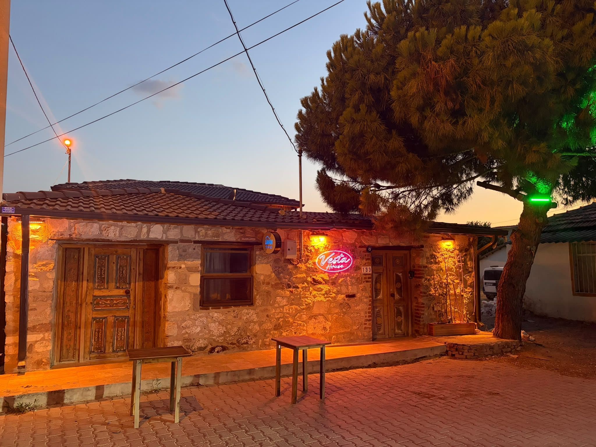 Vesta House Bademli’nin akşam ışığında tarihi taş cephesi