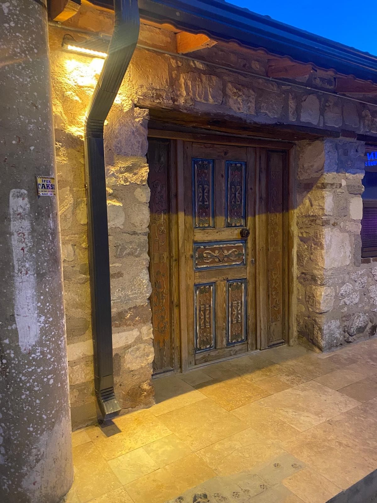 Vesta House Bademli'nin oyma ahşap giriş kapısı